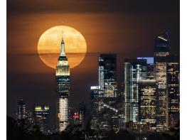 뉴욕시 밤하늘을 떠다니는 거대한 달 기사 이미지